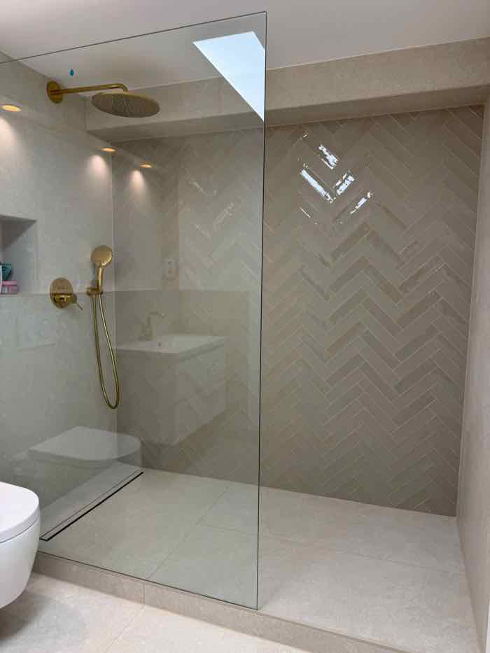 Bodengleiche Dusche mit großformatigen Wandfliesen