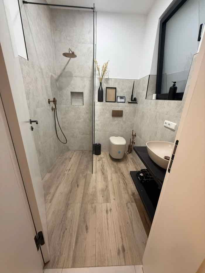 Badezimmer mit Wandfliesen in Steinoptik