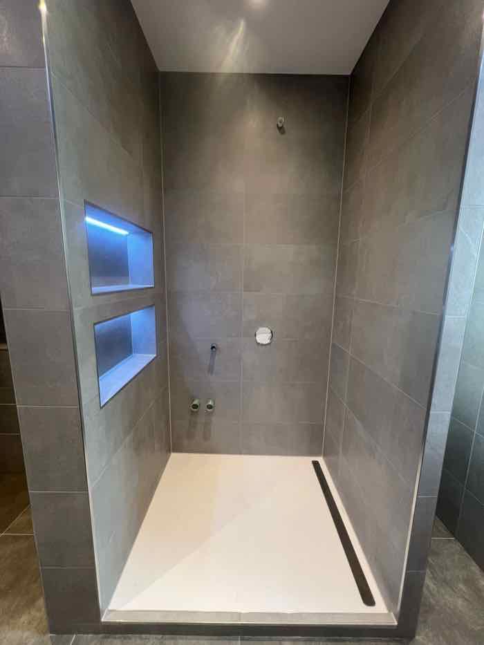 Dusche mit sauber ausgeführten Eckverfugungen