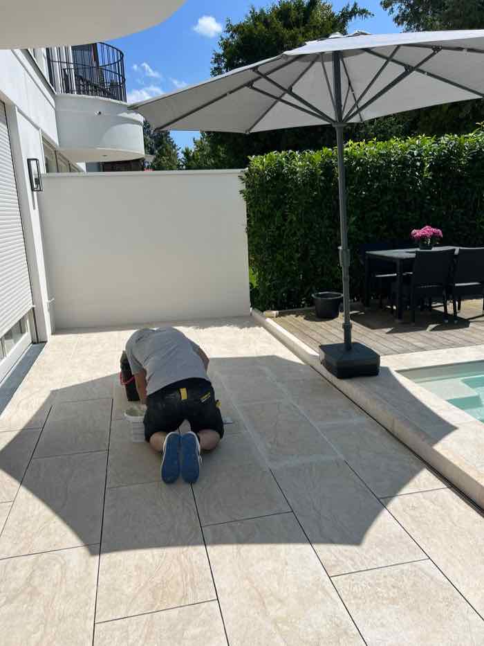 Verlegung großformatiger Terrassenplatten in Travertinoptik am Pool