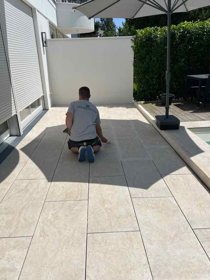 Arbeiten an den Plattenfugen der Poolterrasse