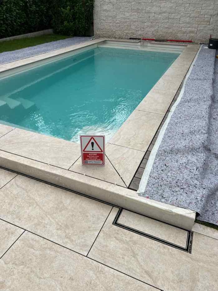 Beckenrand und Terrassenplatten am fertiggestellten Gartenpool