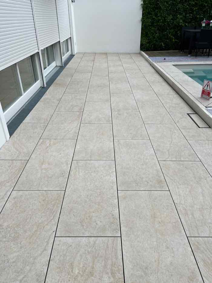Poolumrandung mit passgenau verlegten Platten