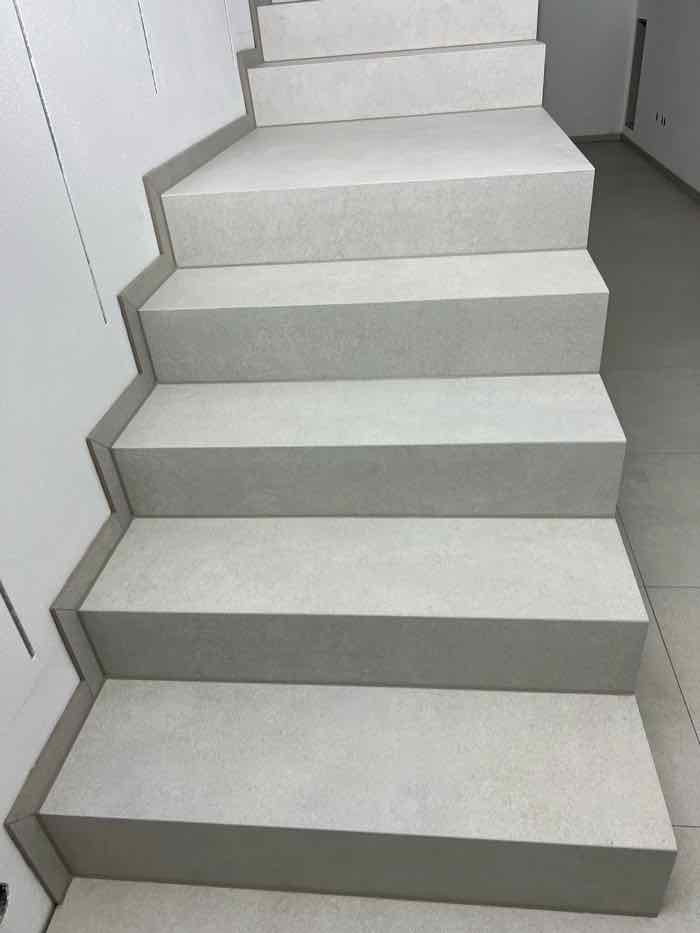 Treppe mit Stufen und Setzstufen aus Naturstein