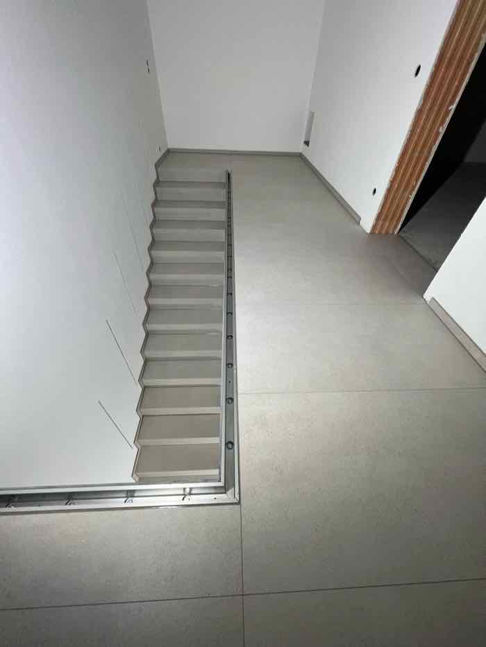 Verfliester Treppenaufgang mit durchgehender Kante