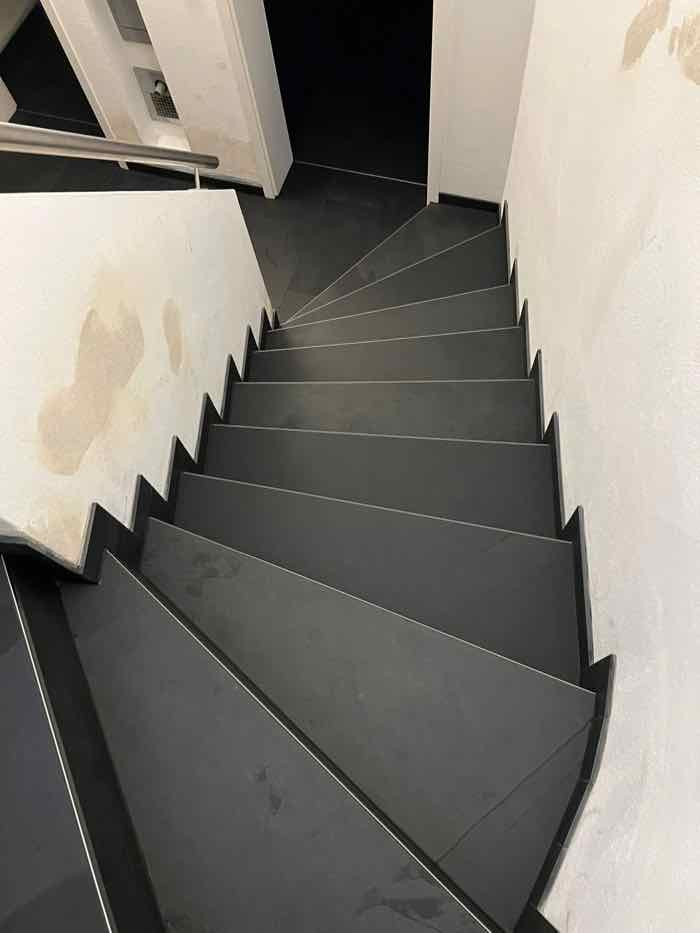Treppe mit verfliestem Podest