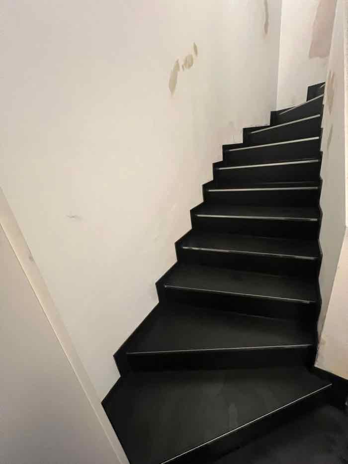 Detail einer verfliesten Treppenstufe